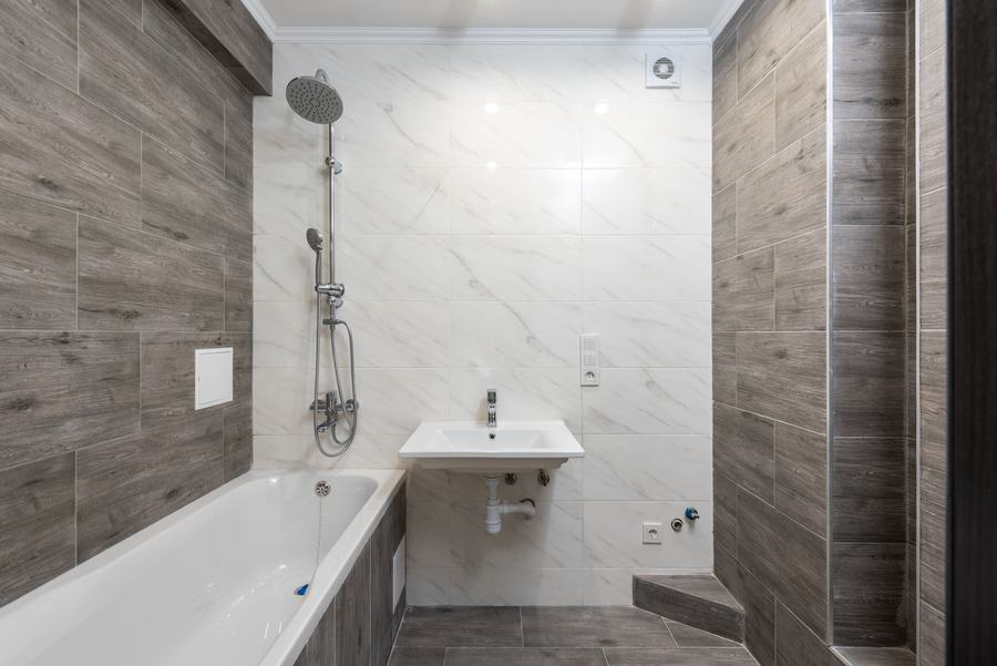 Salle de bain moderne avec baignoire, cabine douche vitrée et meuble vasque suspendu